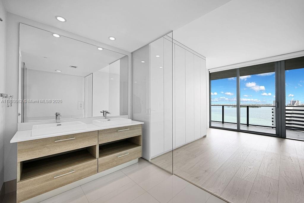 650 NE 32nd St # 1004