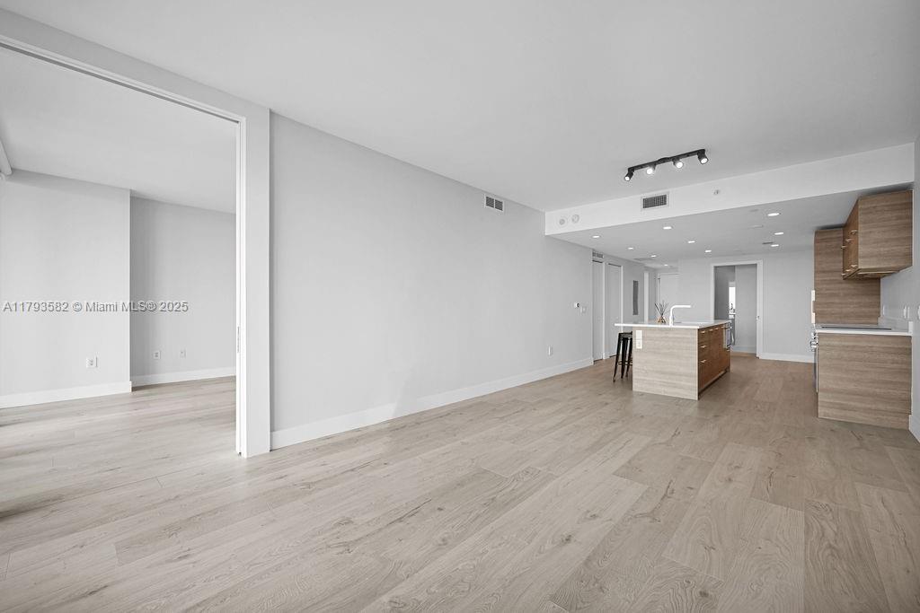 650 NE 32nd St # 1004