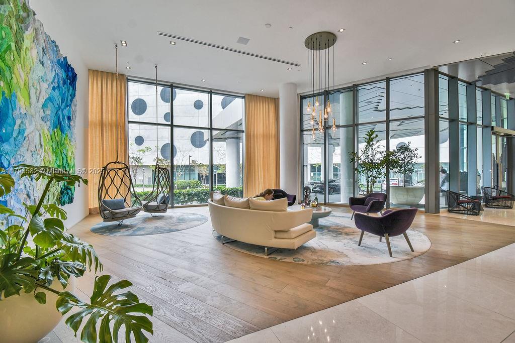 650 NE 32nd St # 1004