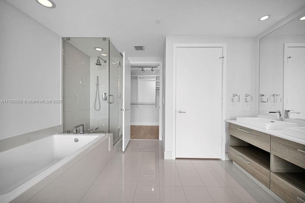 650 NE 32nd St # 1004