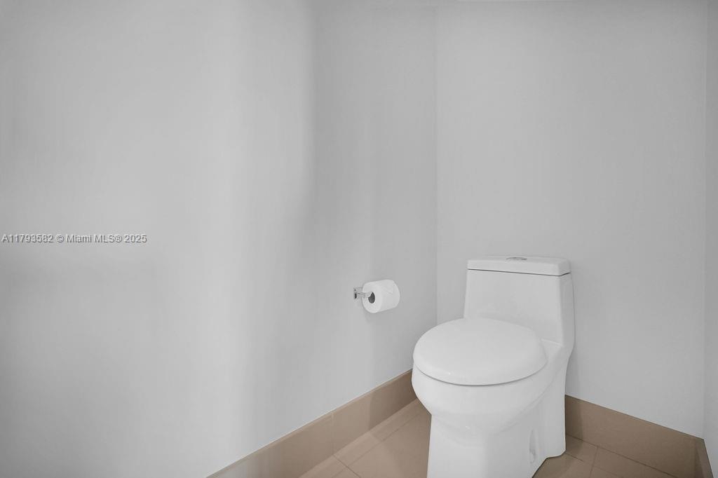 650 NE 32nd St # 1004