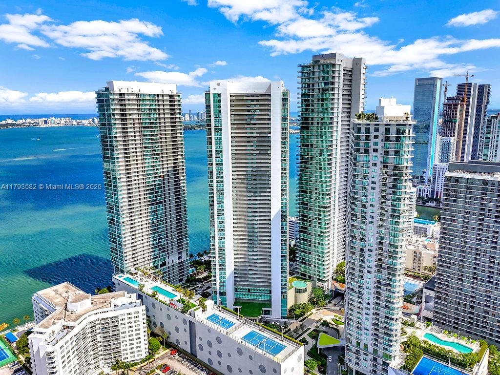 650 NE 32nd St # 1004