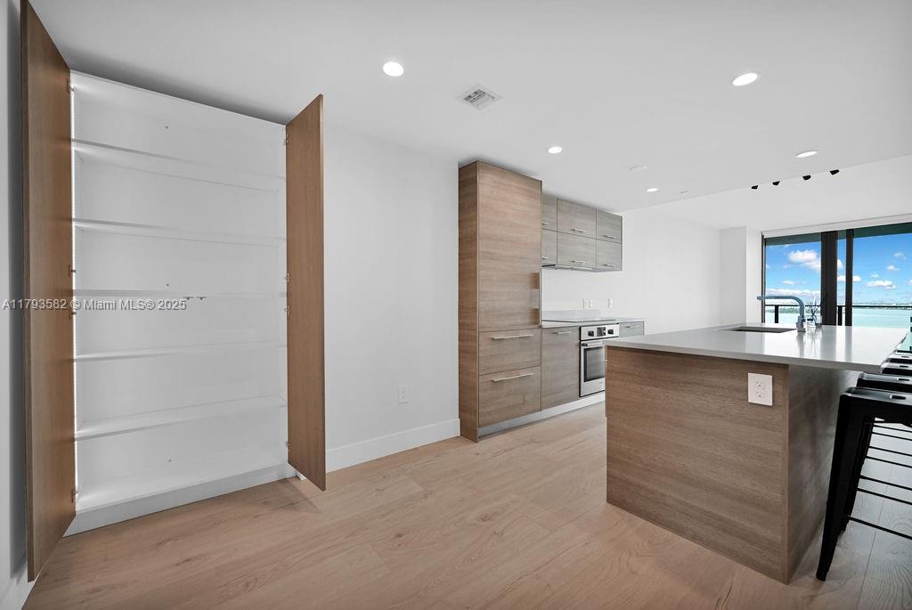 650 NE 32nd St # 1004