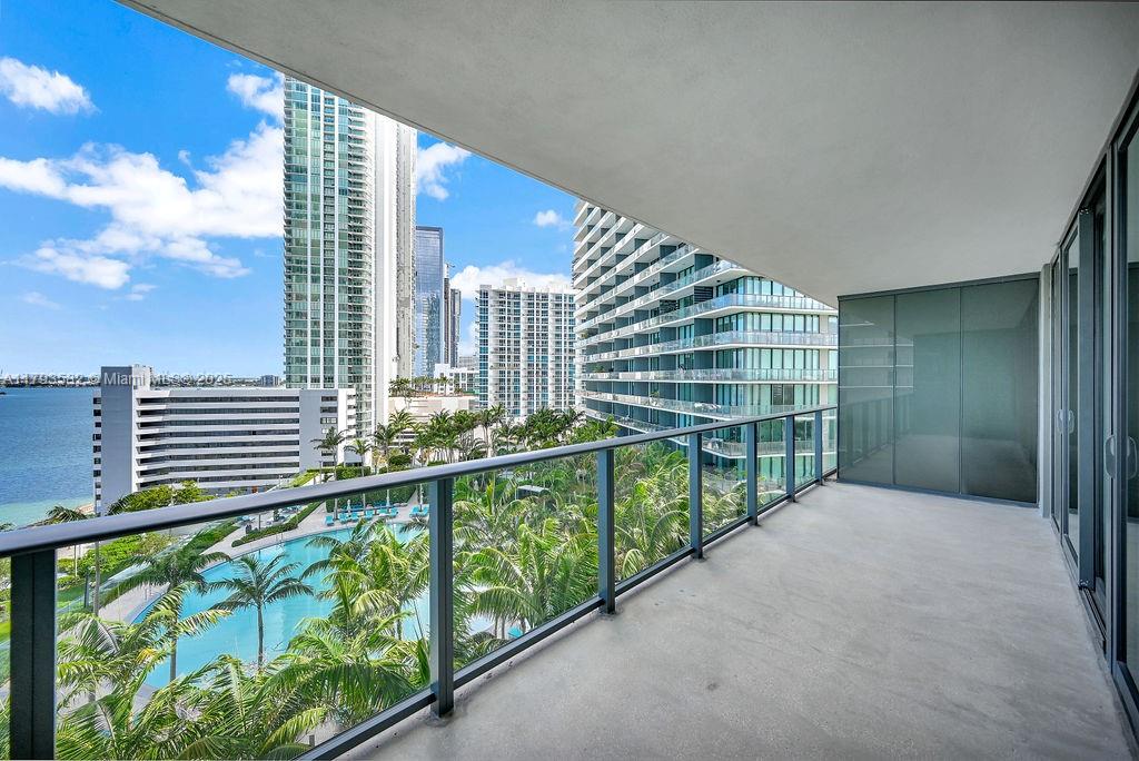 650 NE 32nd St # 1004