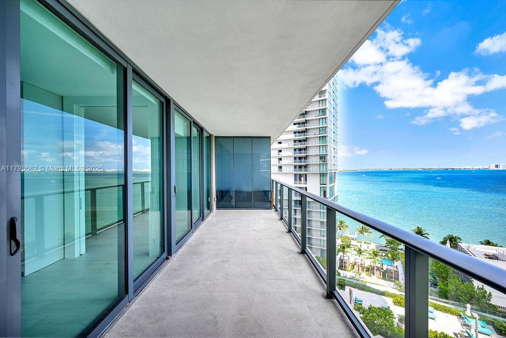 650 NE 32nd St # 1004