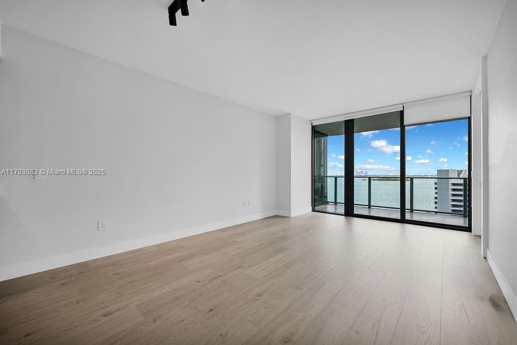 650 NE 32nd St # 1004