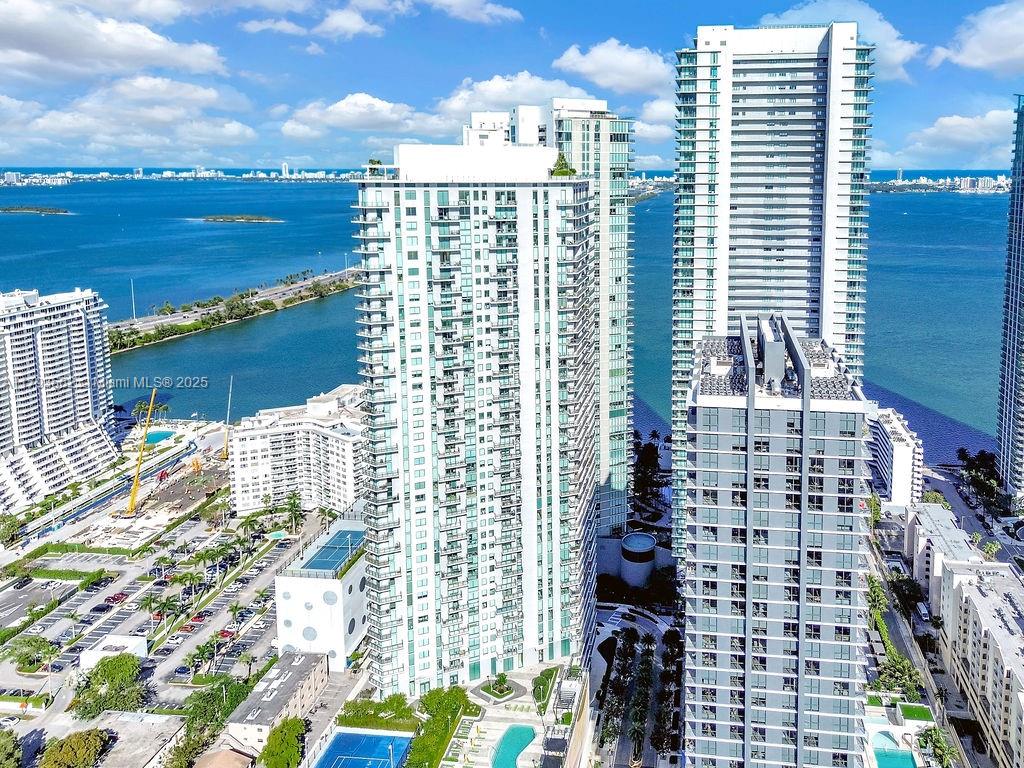 650 NE 32nd St # 1004