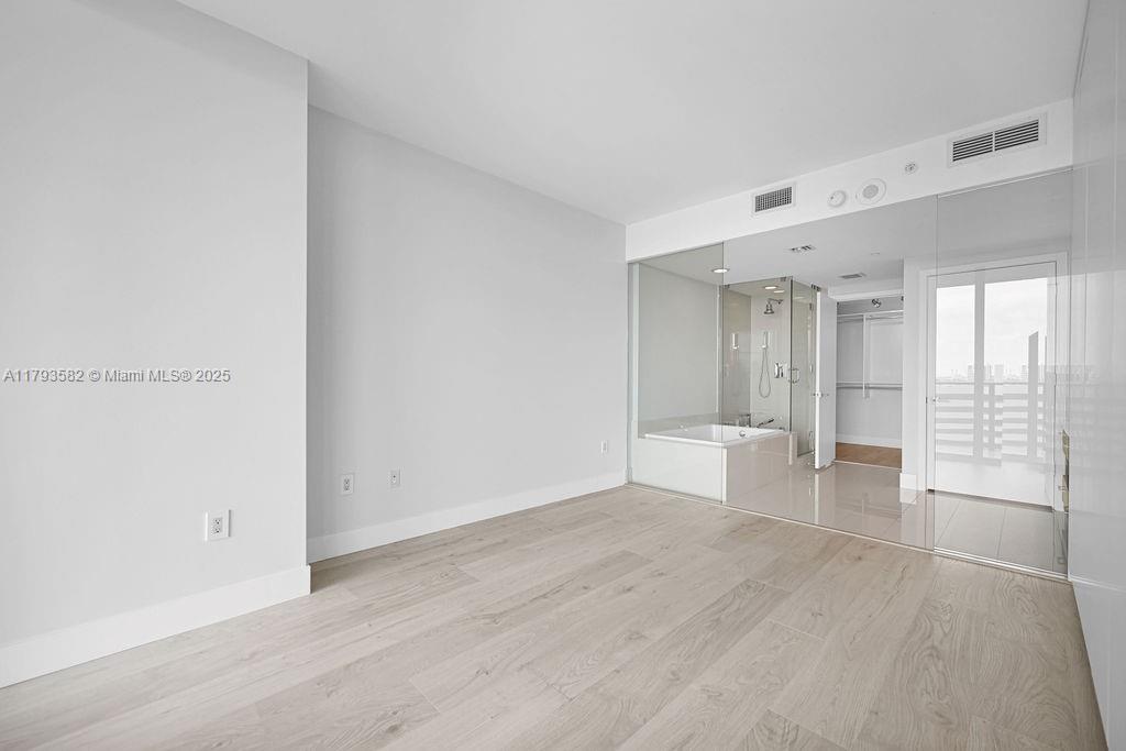 650 NE 32nd St # 1004