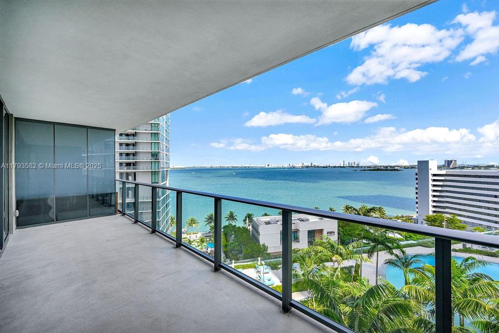 650 NE 32nd St # 1004