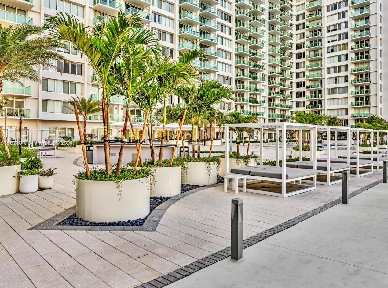 1000 West Ave # 404