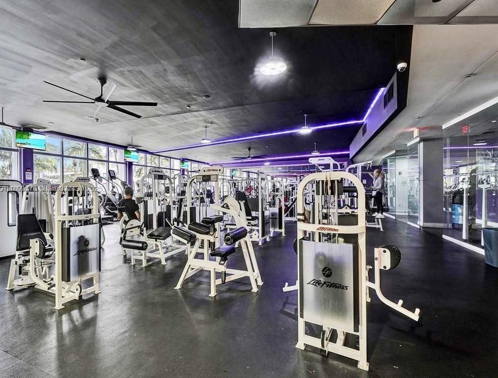1000 West Ave # 404