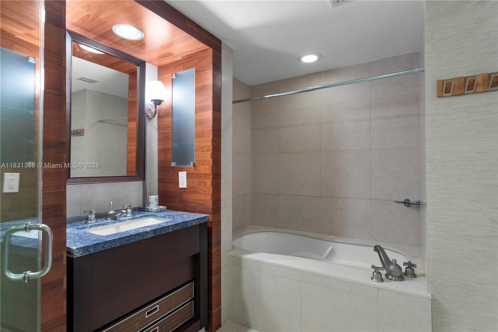 6801 Collins Ave Unit: PH05