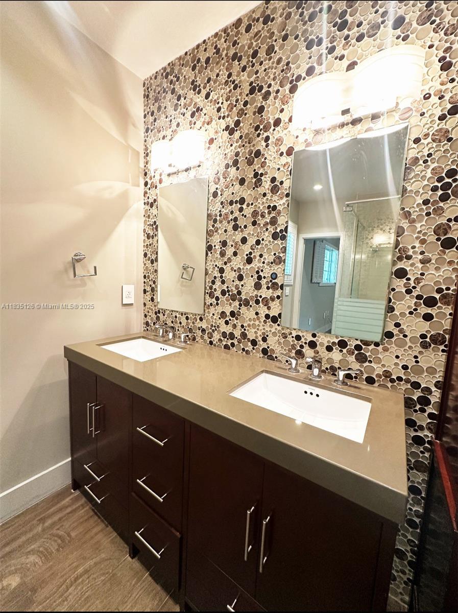 800 Valencia Ave Unit: ‘