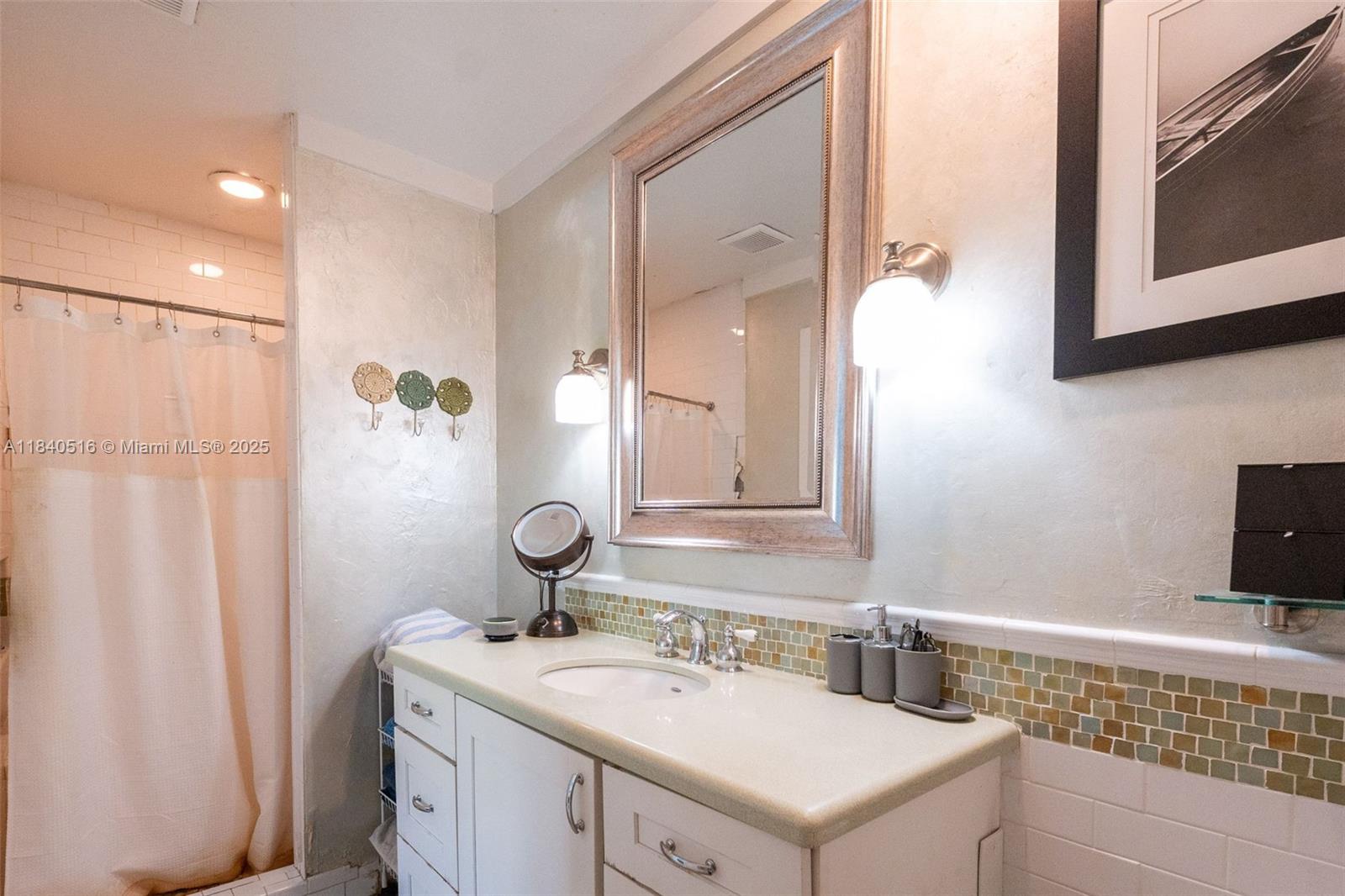 204 S Seacrest Cir