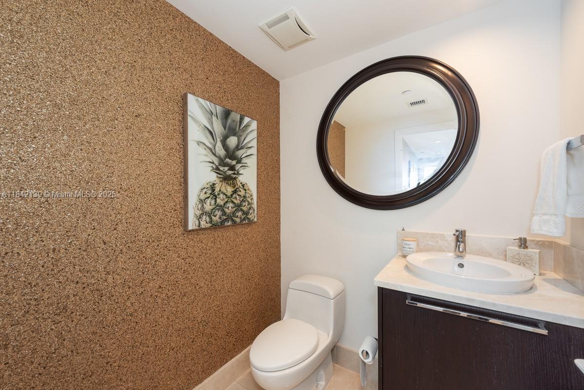 17121 Collins Ave # 904