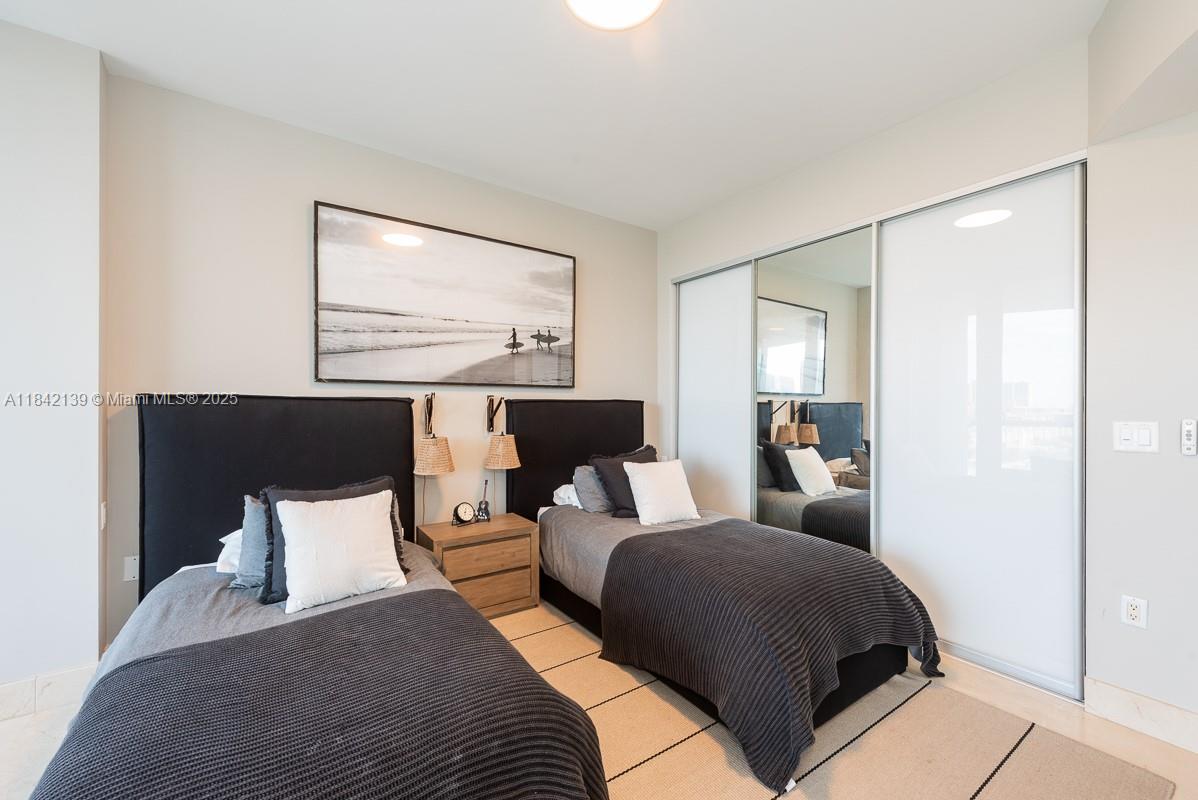 17121 Collins Ave # 904