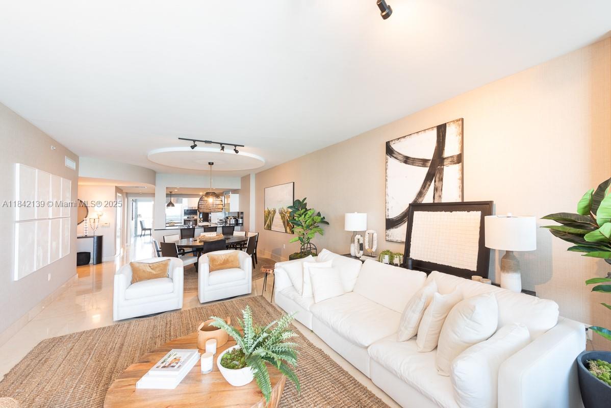 17121 Collins Ave # 904