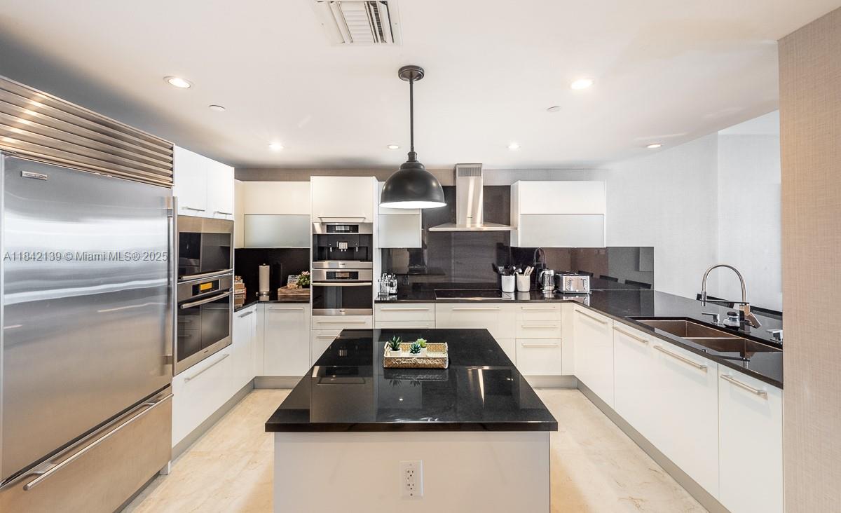 17121 Collins Ave # 904