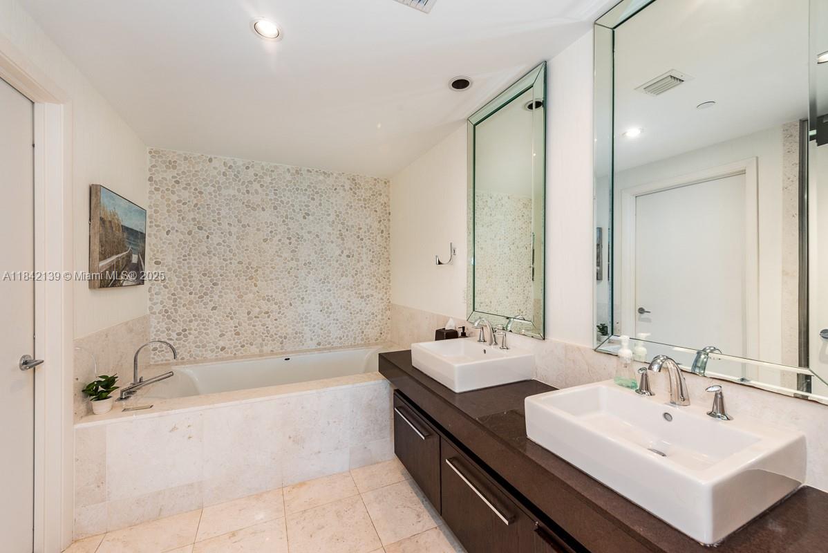 17121 Collins Ave # 904