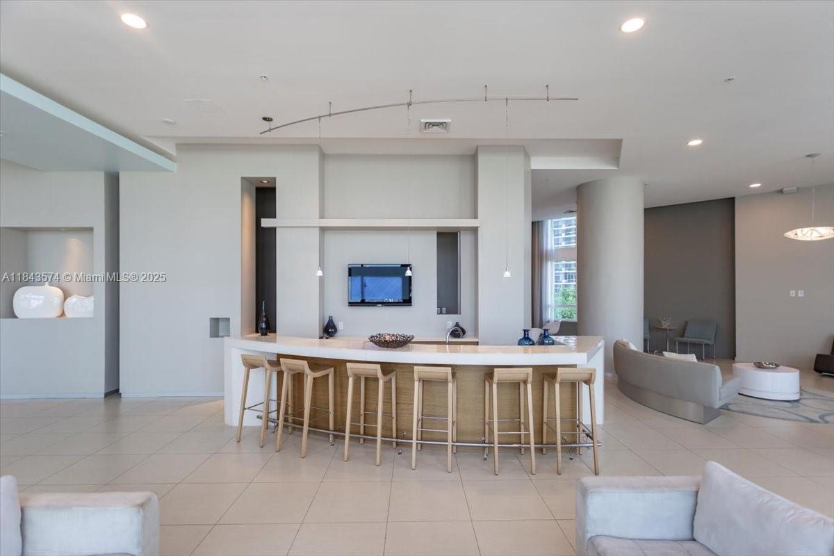 1900 N Bayshore Dr # 4210