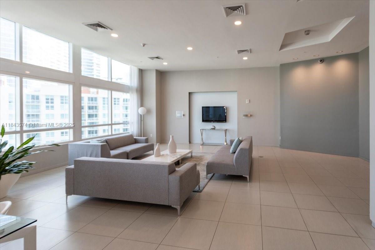 1900 N Bayshore Dr # 4210