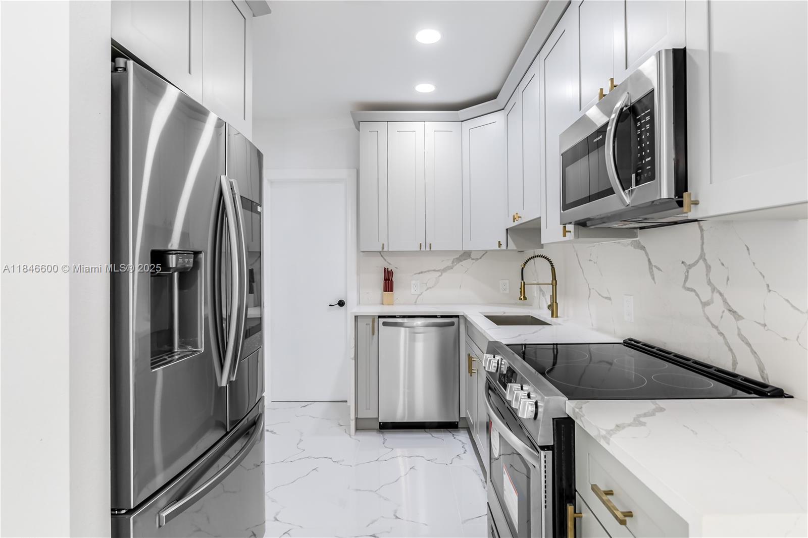 2431 SW 19th St Unit: Front
