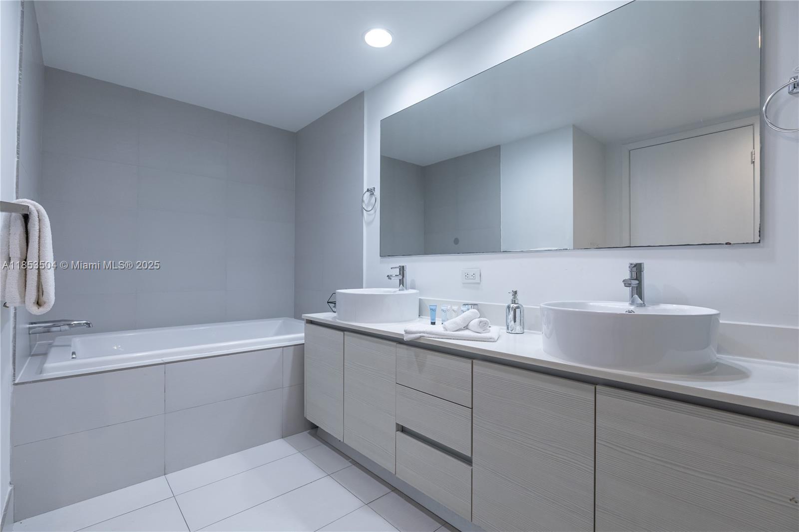 2600 E Hallandale Blvd # 2502