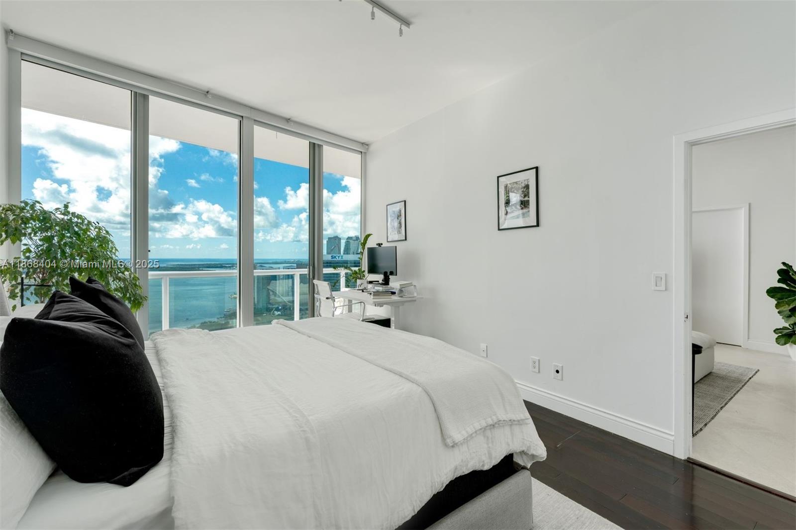 888 Biscayne Blvd, Miami Unit: 5507/5607