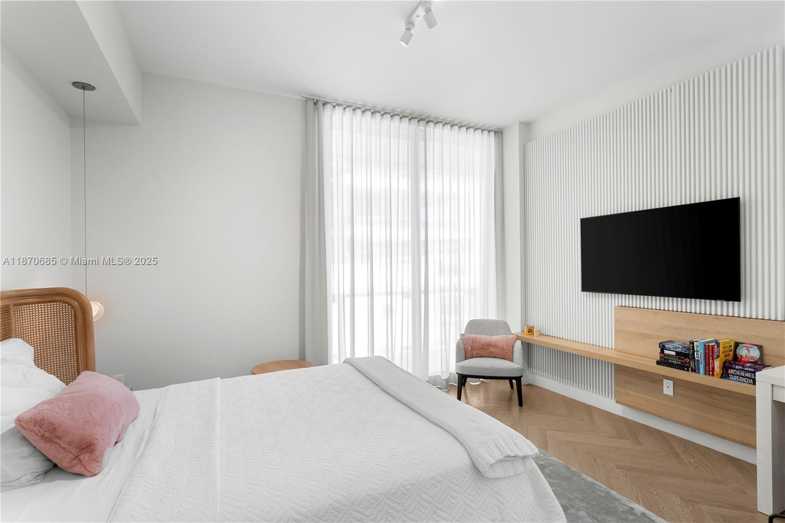 5775 Collins Ave # 503