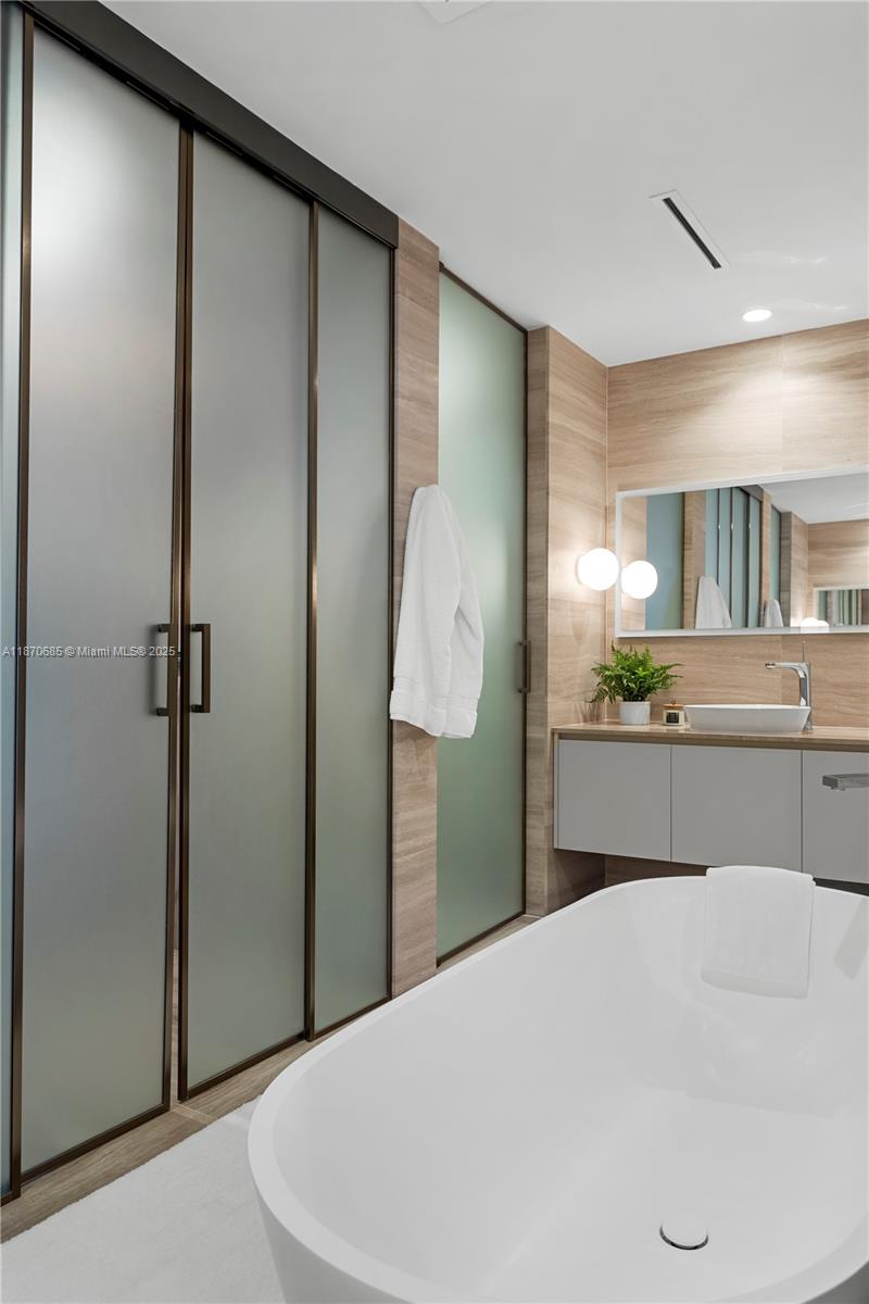 5775 Collins Ave # 503