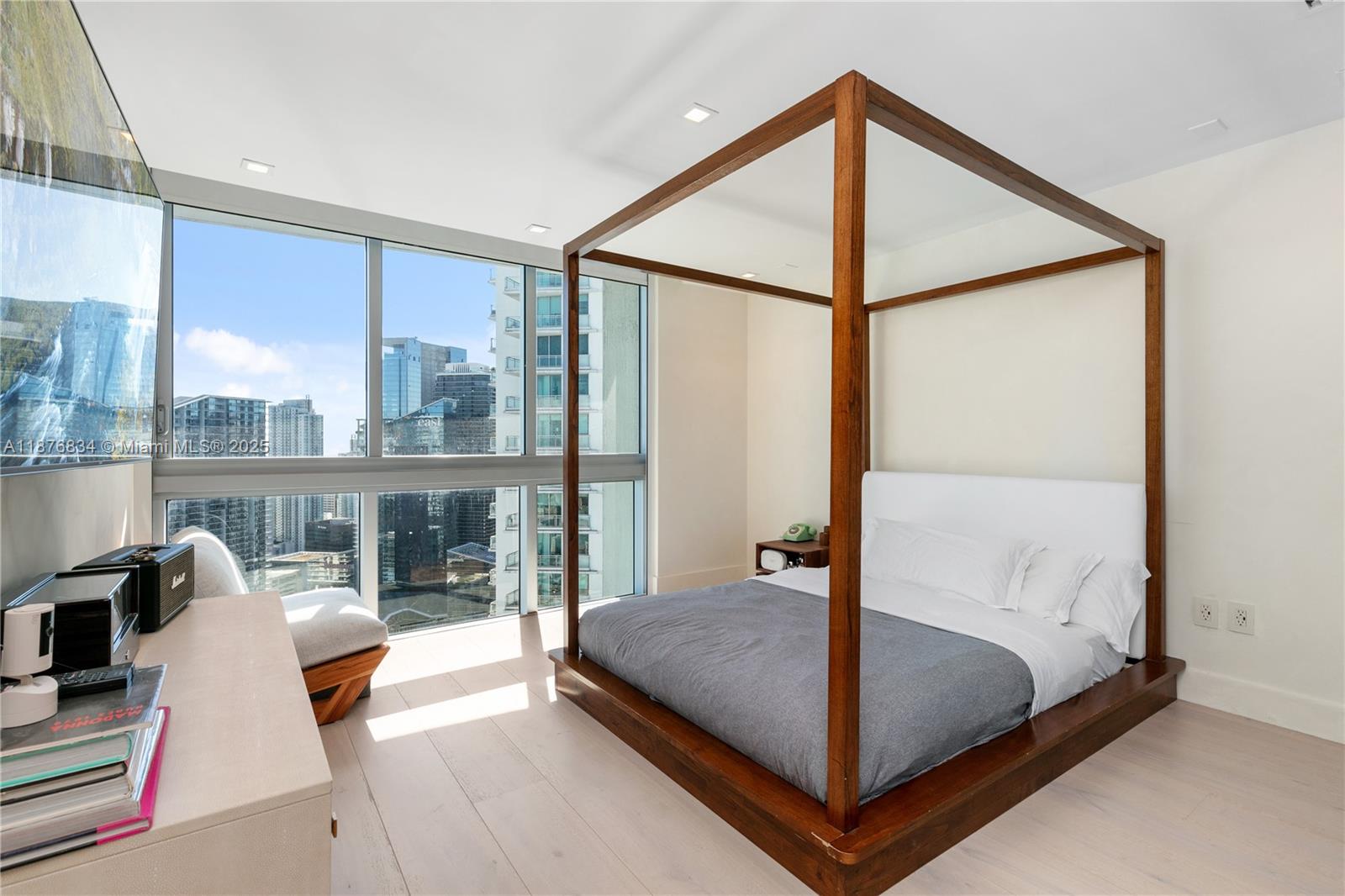 90 SW 3rd St # 14 Unit: PH-14