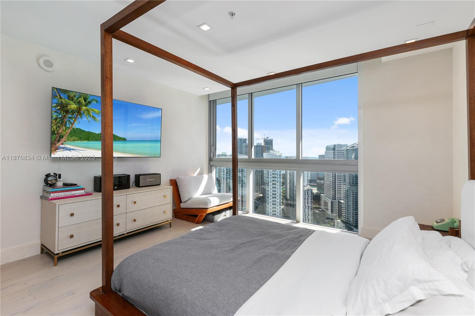 90 SW 3rd St # 14 Unit: PH-14