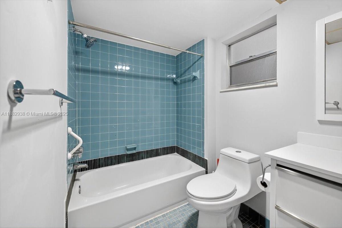 1000 NE 12th Ave # 304