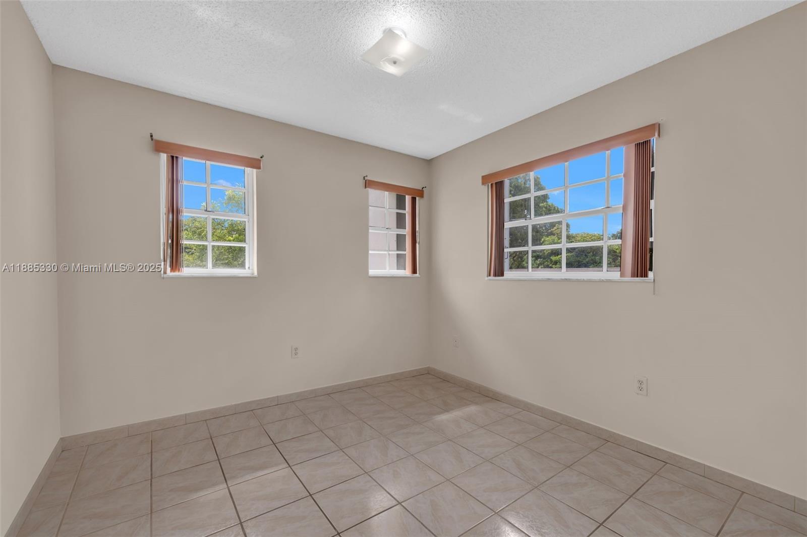 2050 NE 140th St # 1