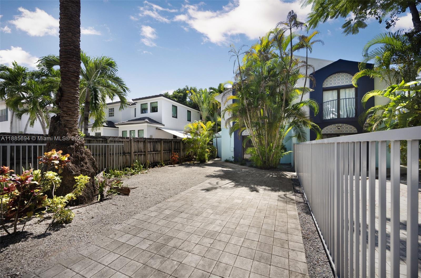2818 W Trade Ave