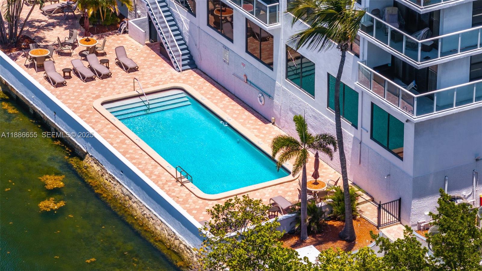 1401 N Riverside Drive 1403
