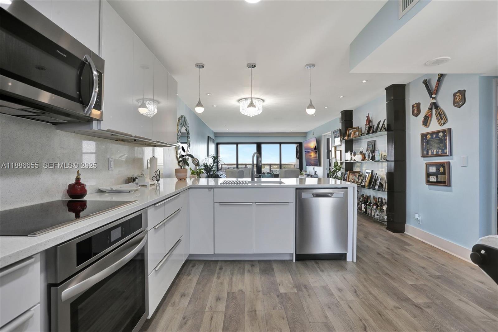 1401 N Riverside Drive 1403