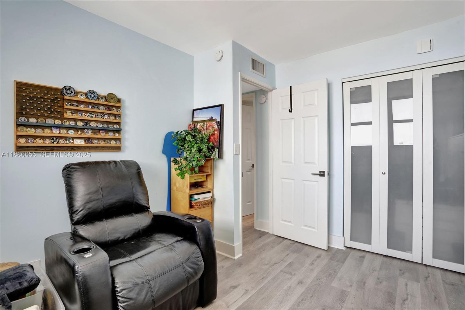 1401 N Riverside Drive 1403
