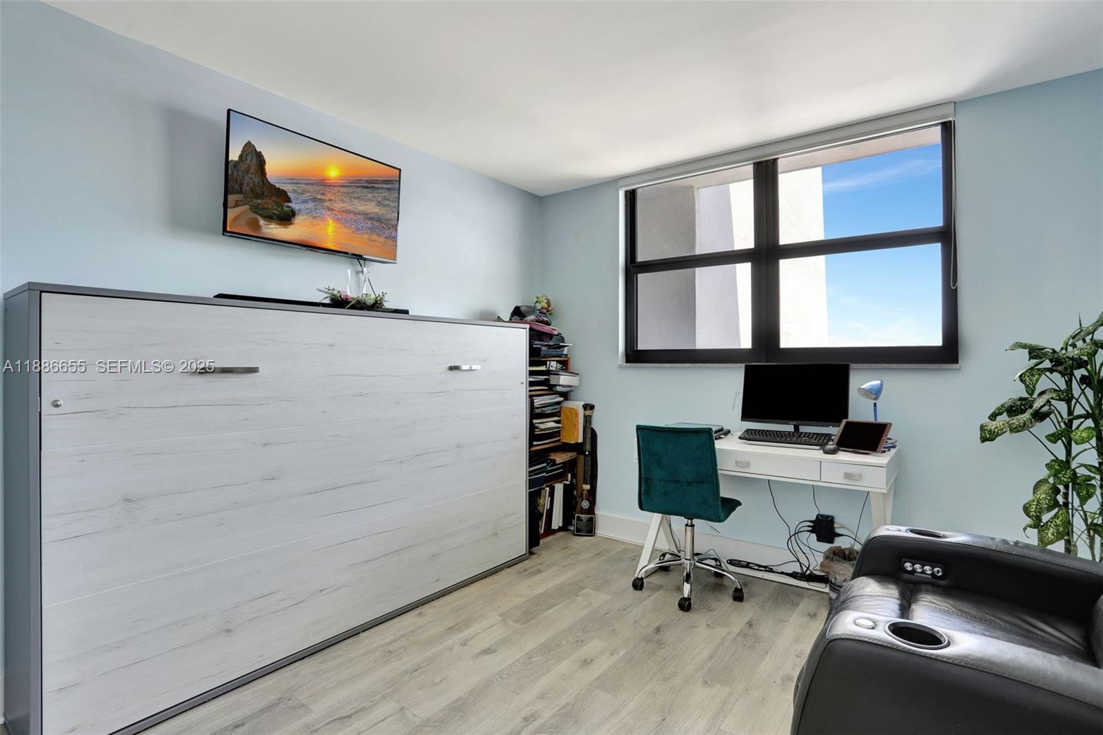 1401 N Riverside Drive 1403