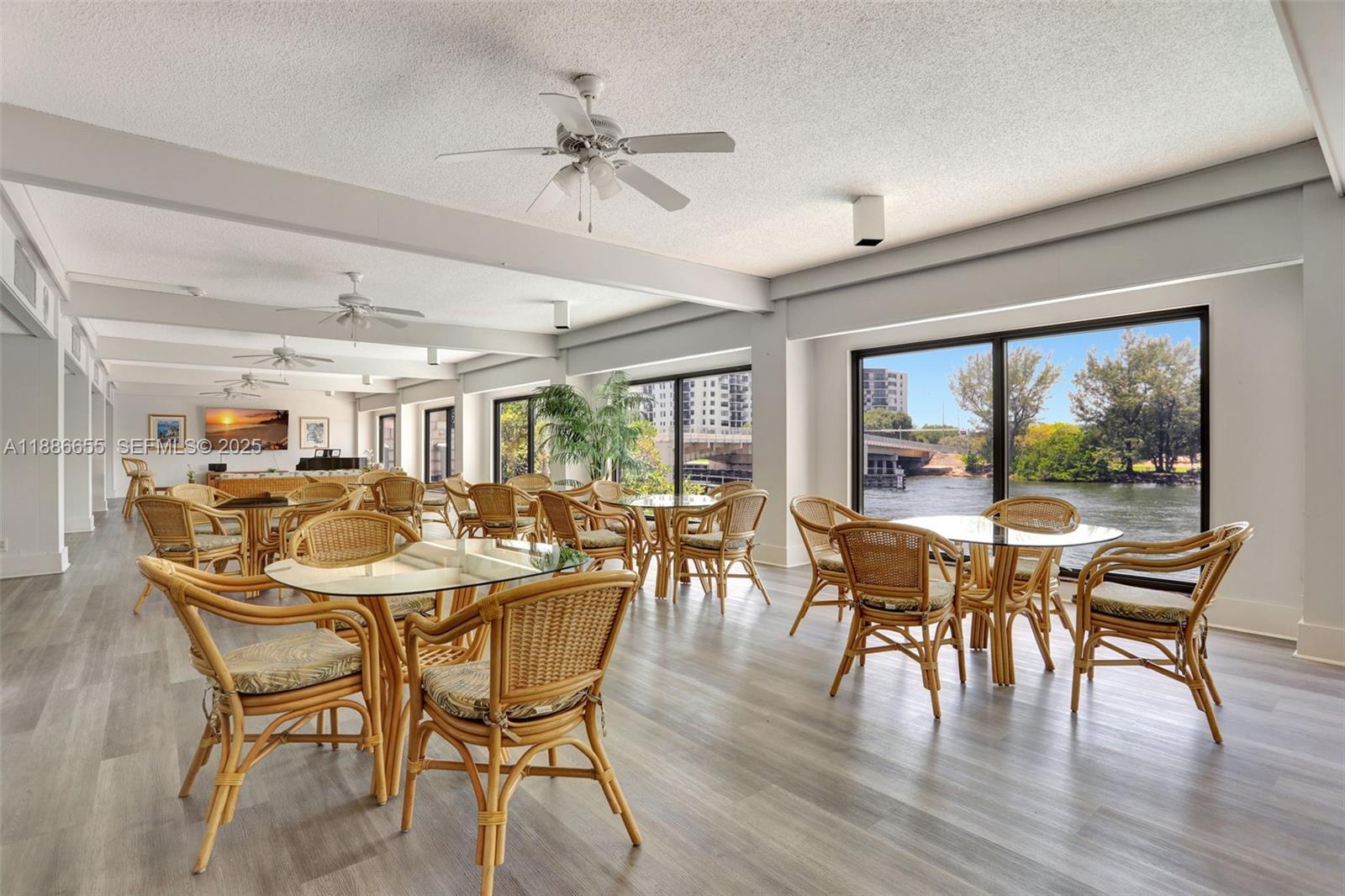 1401 N Riverside Drive 1403