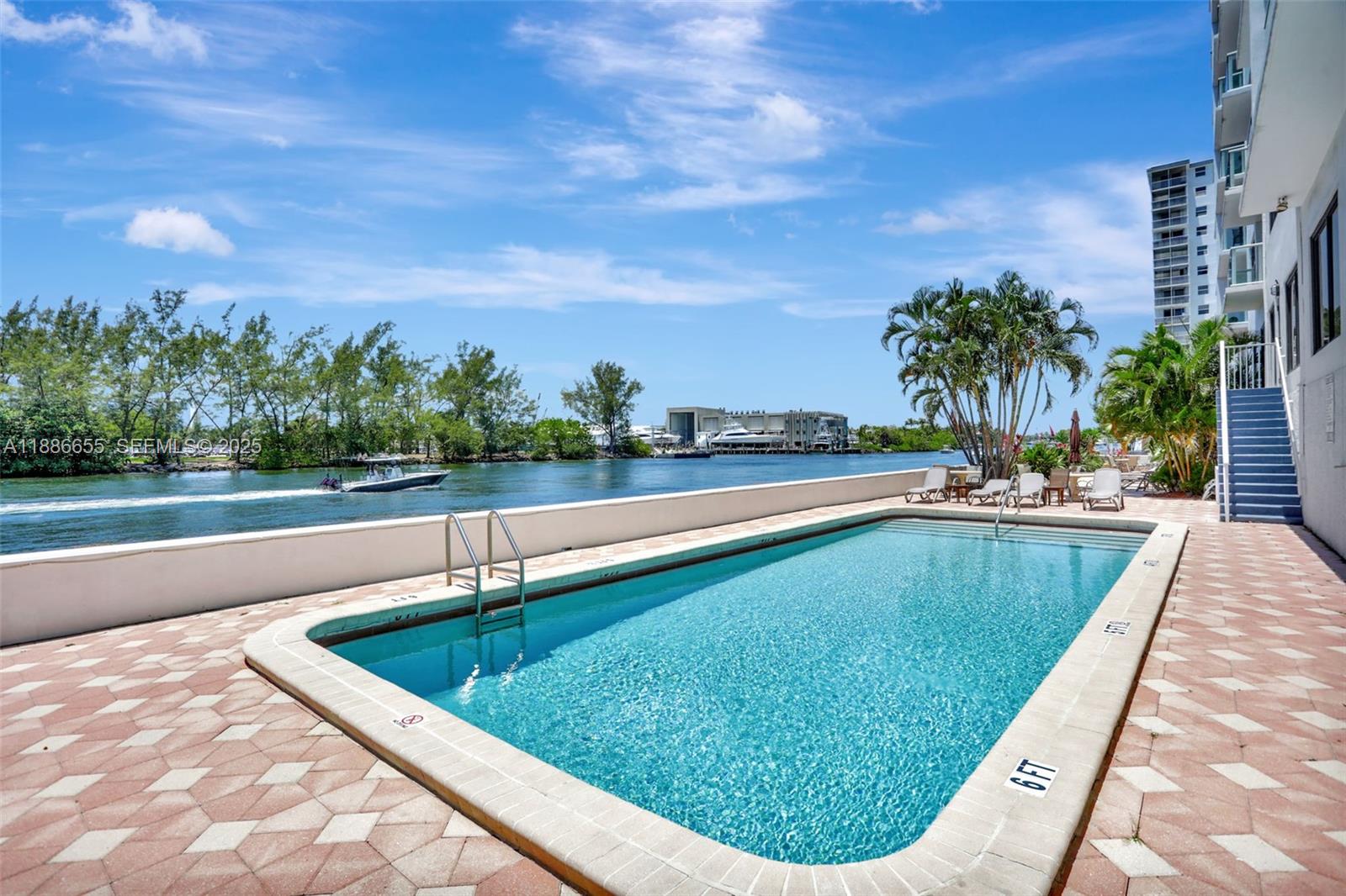 1401 N Riverside Drive 1403