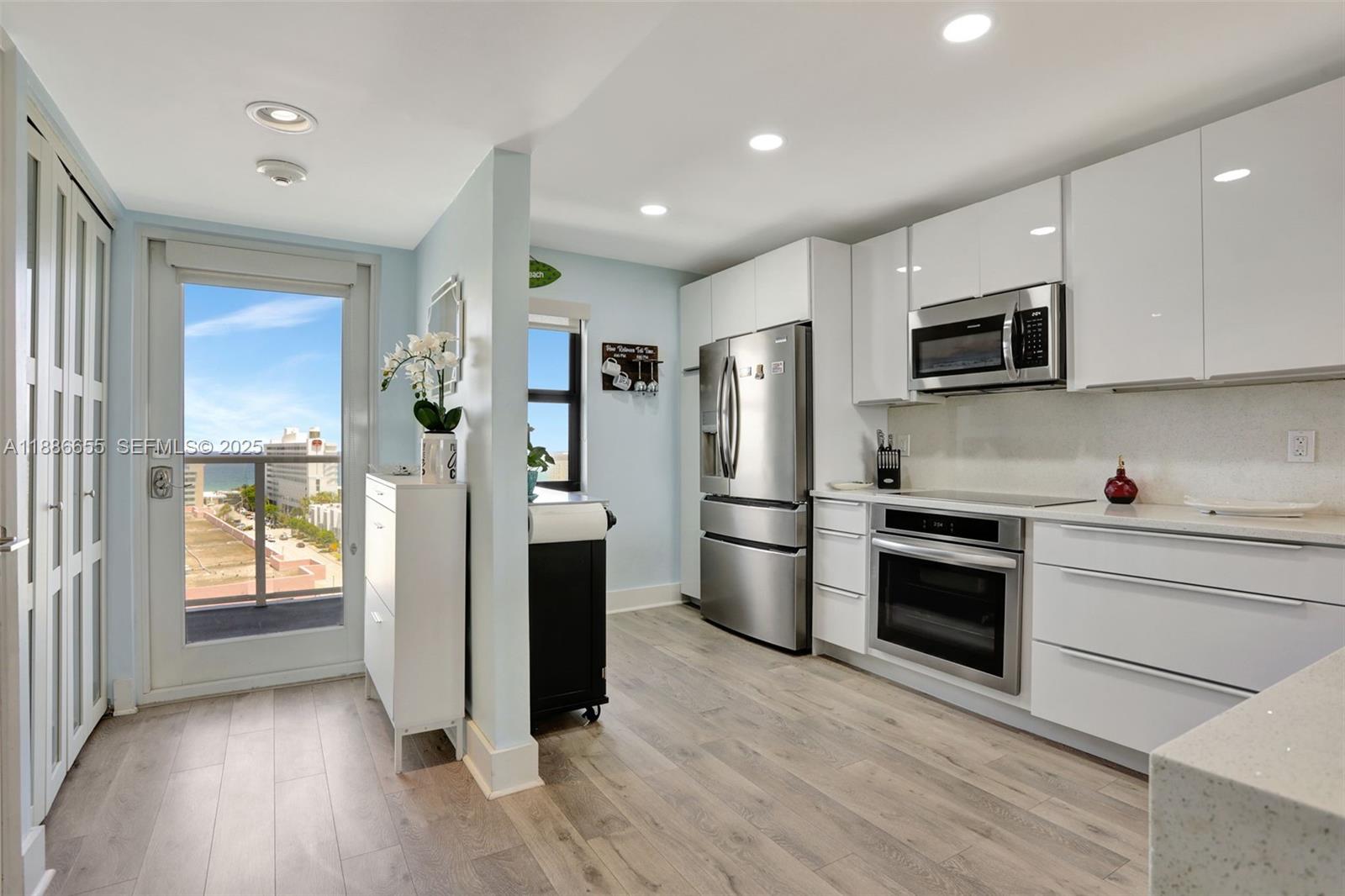1401 N Riverside Drive 1403