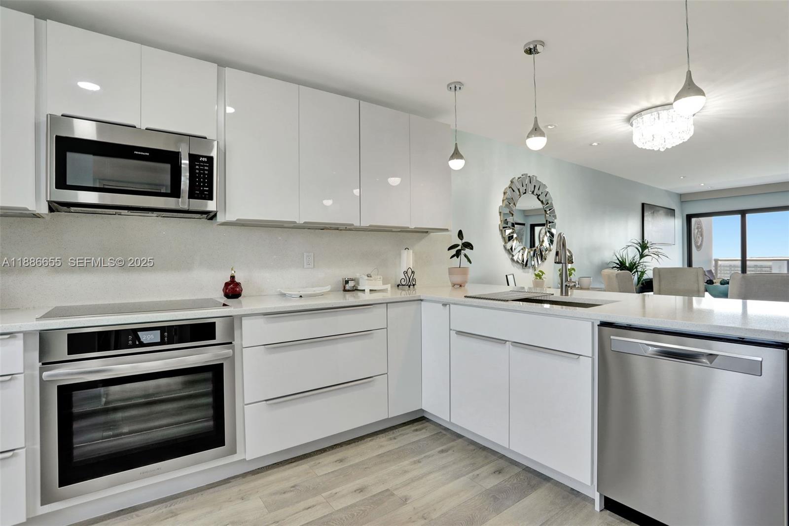 1401 N Riverside Drive 1403