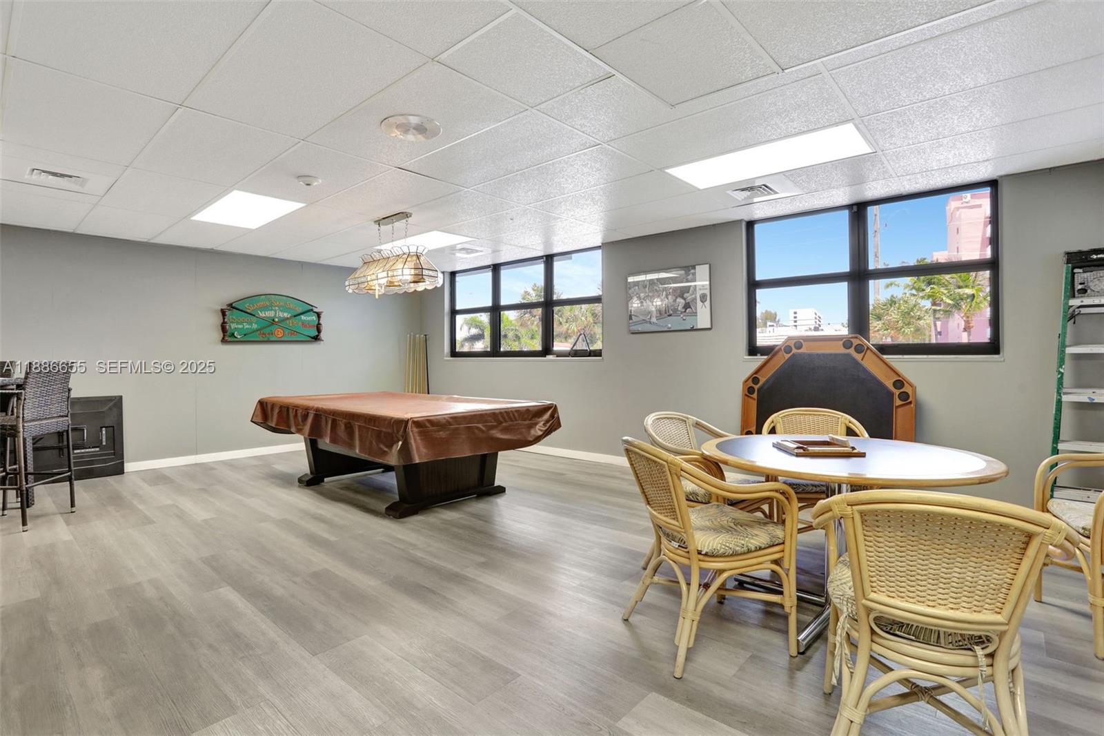 1401 N Riverside Drive 1403