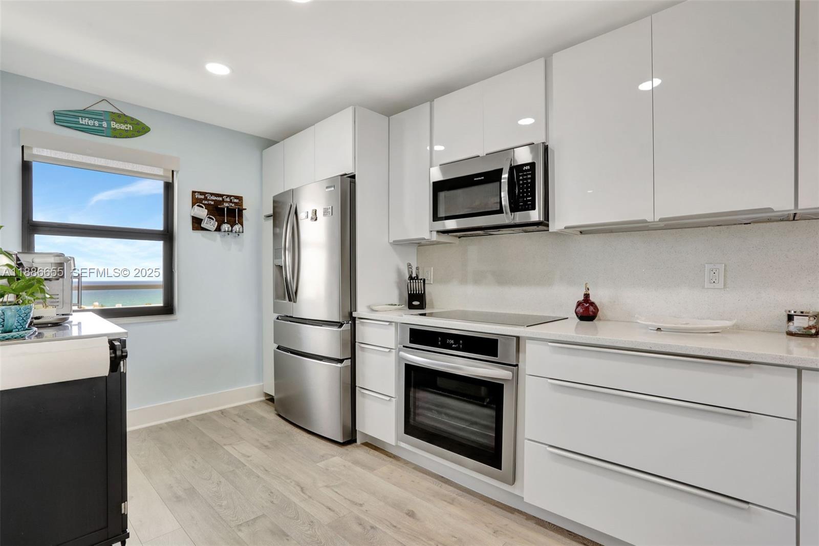 1401 N Riverside Drive 1403