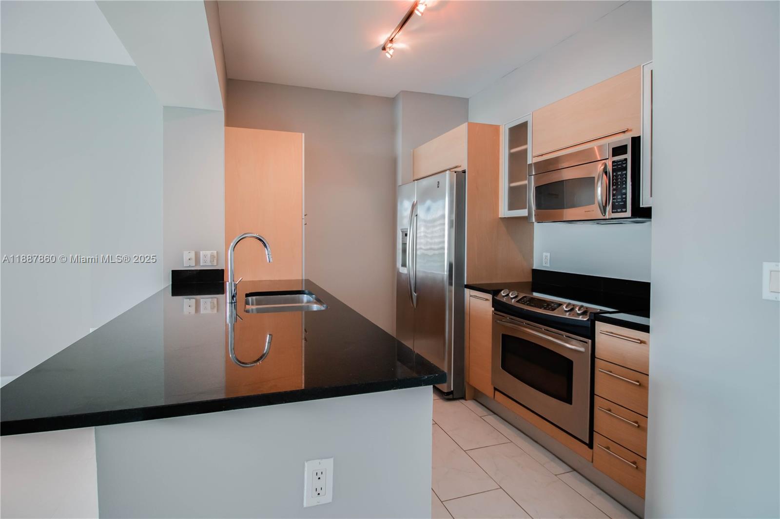 951 Brickell Ave # 1402