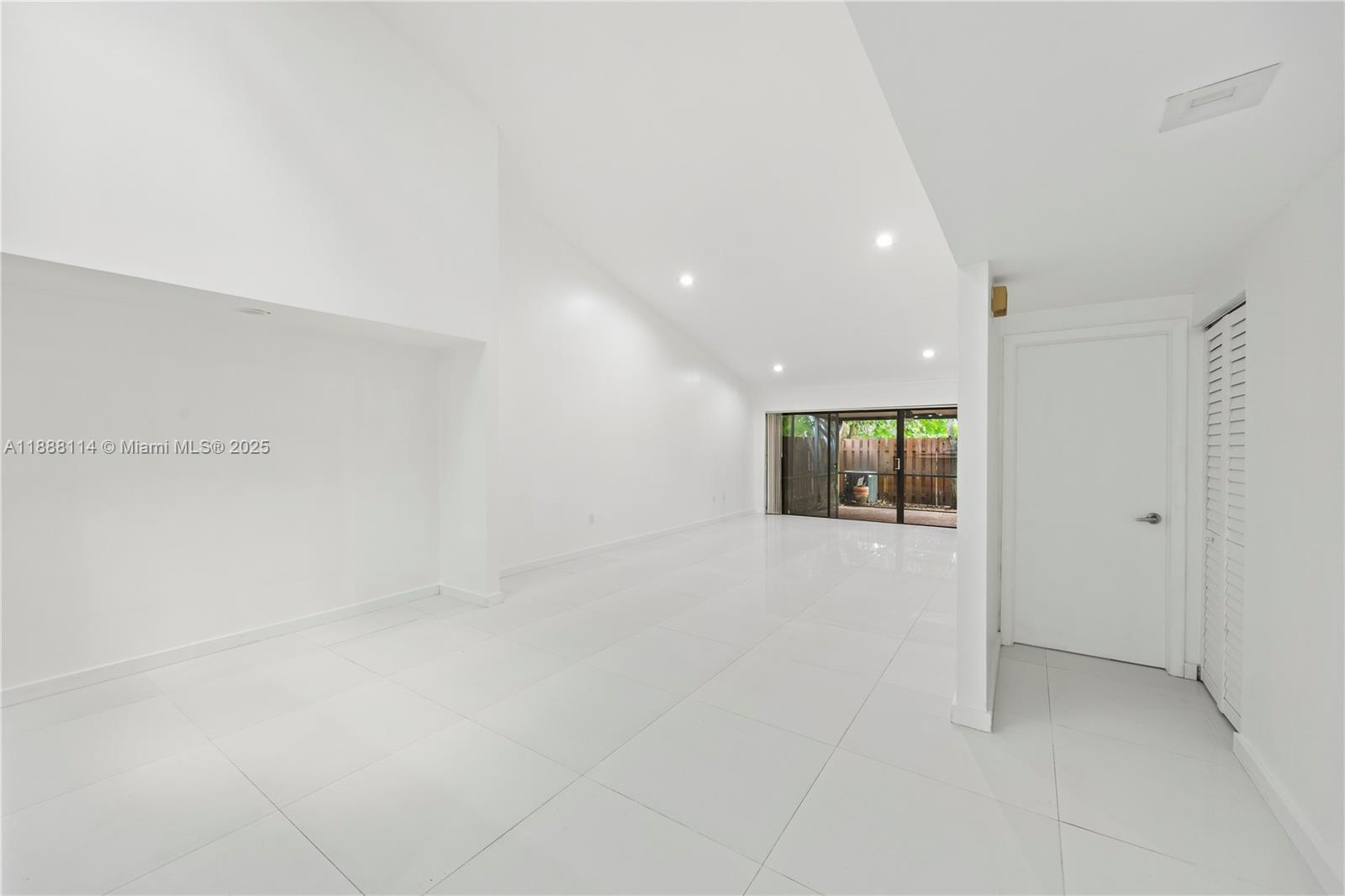 565 NE 199th Ter # 3P