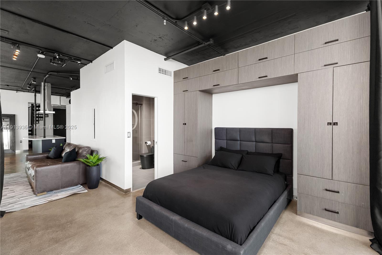 1700 Meridian Ave # 501