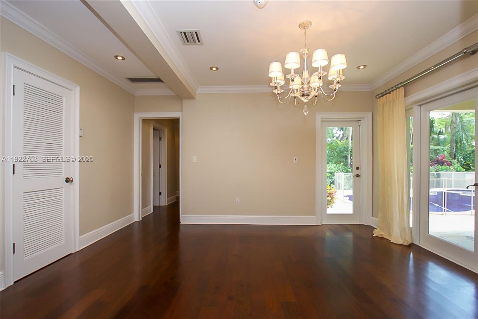 1400 Alberca St # 1400