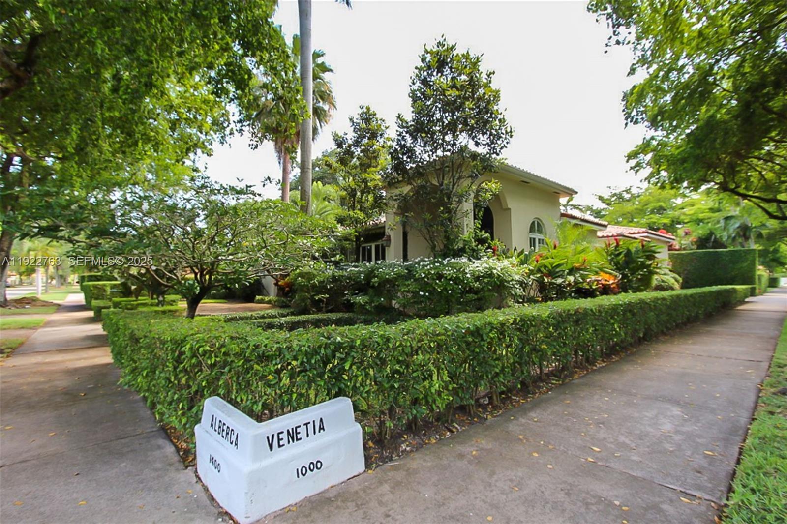 1400 Alberca St # 1400